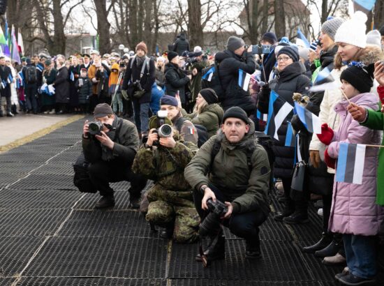 Pidulik riigilipu heiskamise tseremoonia Toompeal Kuberneri aias.