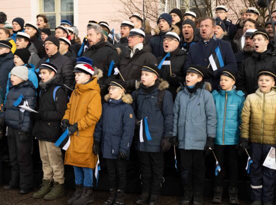 Pidulik riigilipu heiskamise tseremoonia Toompeal Kuberneri aias.