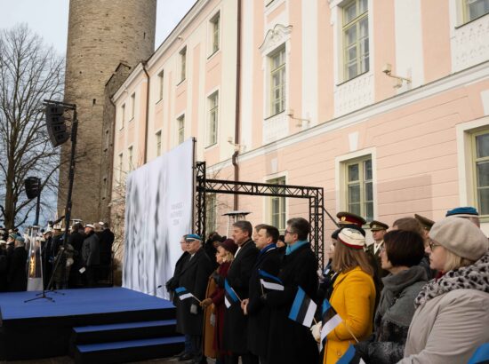 Pidulik riigilipu heiskamise tseremoonia Toompeal Kuberneri aias.