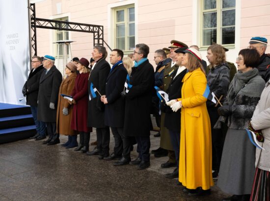 Pidulik riigilipu heiskamise tseremoonia Toompeal Kuberneri aias.