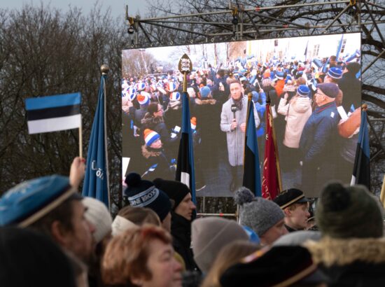 Pidulik riigilipu heiskamise tseremoonia Toompeal Kuberneri aias.