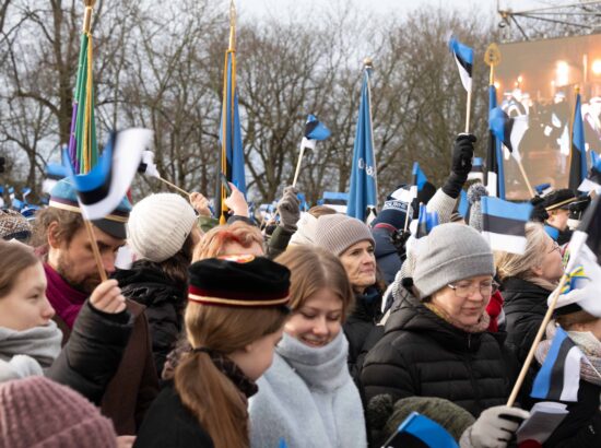 Pidulik riigilipu heiskamise tseremoonia Toompeal Kuberneri aias.