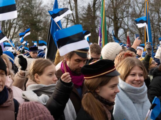 Pidulik riigilipu heiskamise tseremoonia Toompeal Kuberneri aias.