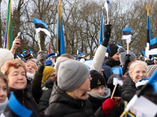 Pidulik riigilipu heiskamise tseremoonia Toompeal Kuberneri aias.