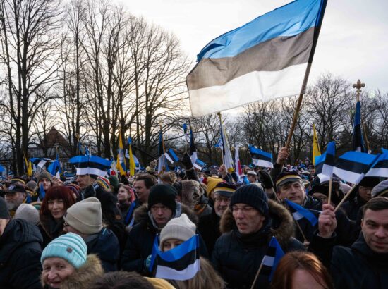 Pidulik riigilipu heiskamise tseremoonia Toompeal Kuberneri aias.