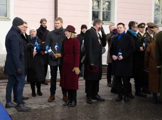 Pidulik riigilipu heiskamise tseremoonia Toompeal Kuberneri aias.