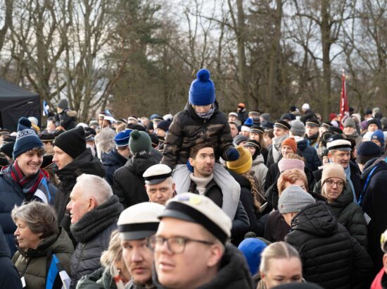 Pidulik riigilipu heiskamise tseremoonia Toompeal Kuberneri aias.