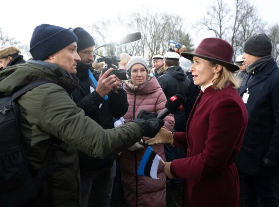 Pidulik riigilipu heiskamise tseremoonia Toompeal Kuberneri aias.