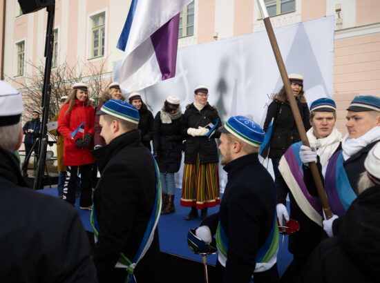 Pidulik riigilipu heiskamise tseremoonia Toompeal Kuberneri aias.