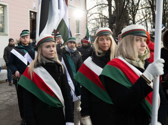 Pidulik riigilipu heiskamise tseremoonia Toompeal Kuberneri aias.