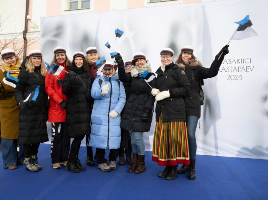 Pidulik riigilipu heiskamise tseremoonia Toompeal Kuberneri aias.