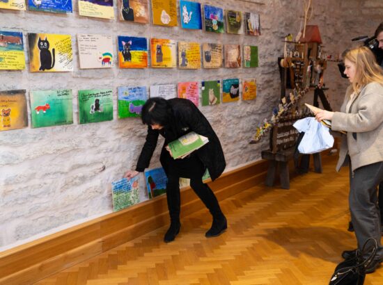 Eestis viibivate Ukraina sõjapõgenikest laste joonistuste ja mänguasjade näituse avamine Riigikogu konverentsisaalis.
