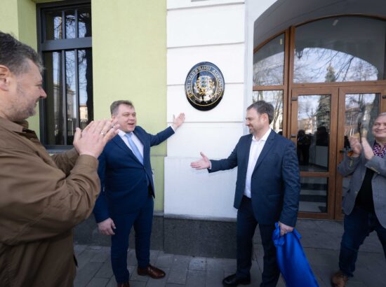 Riigikogu esimees Lauri Hussar avas Žõtomõris Eesti aukonsulaadi.