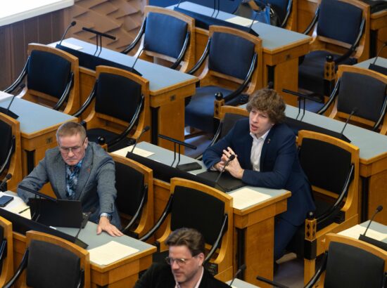 Riigikogu liige Tanel Kiik esitab küsimuse terviseministrile