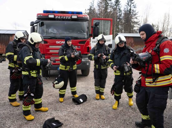 Riigikaitsekomisjon külastas Sisekaitseakadeemia õppekeskust Väike-Maarjas.