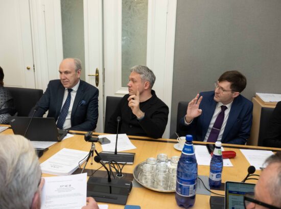 Rahanduskomisjoni esimees Andrei Korobeinik, liikmed Aivar Kokk ja Martin Helme.