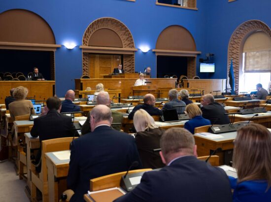 Riigikogu arutas umbusaldusavaldust Kristina Kallasele