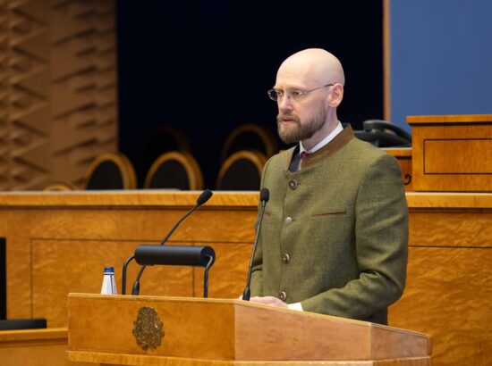 Riigikogus toimus Eesti Konservatiivse Rahvaerakonna fraktsiooni algatatud olulise tähtsusega riikliku küsimuse "E-valimised - oht demokraatiale" arutelu. Ettekandega esines Riigikogu liige Varro Vooglaid.