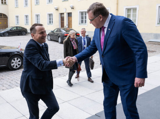 Riigikogu esimees Lauri Hussar kohtus Poola välisministri Radosław Sikorskiga.
