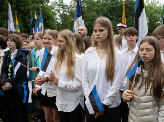 4. juuni 2024 täitus 140 aastat sinimustvalge lipu pühitsemisest. Toompeal toimus pidulik lipupäeva tähistamine. Hommikul kell 7 heisati Pika Hermanni torni Eesti lipp, kõnedega esinesid Riigikogu esimees Lauri Hussar ja Eesti Lipu Seltsi esimees Jüri Trei. Õnnistussõnad ütles Eesti Evangeelse Luterliku Kiriku peapiiskop Urmas Viilma. Kuberneri aeda olid 4. juuni hommikul üles rivistatud vahipataljoni, kaitseliidu, naiskodukaitse, noorkotkaste, kodutütarde, skautide, gaidide, koolide ning akadeemiliste ja isamaaliste ühenduste liputoimkonnad. Mängis Tallinna Politseiorkester ja laulsid Eesti Naislaulu Seltsi ning koolide koorid.