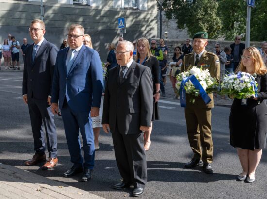 Mälestustseremoonia 20. augusti kivi juures. Kristen Michal, Lauri Hussar ja Ants Veetõusme asetamas mälestuskimpu kivi jalamile.