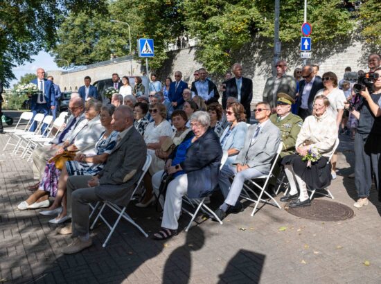 Mälestustseremoonia 20. augusti kivi juures. 20. Augusti Klubi liikmed ja nende lähedased.