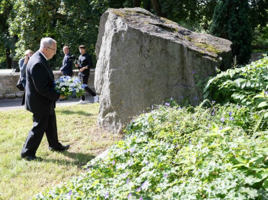 Mälestustseremoonia 20. augusti kivi juures.  Ants Veetõusme asetamas kimpu 20. Augusti Klubi nimel.