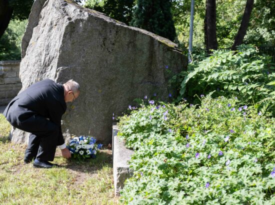 Mälestustseremoonia 20. augusti kivi juures.  Ants Veetõusme asetamas kimpu 20. Augusti Klubi nimel.