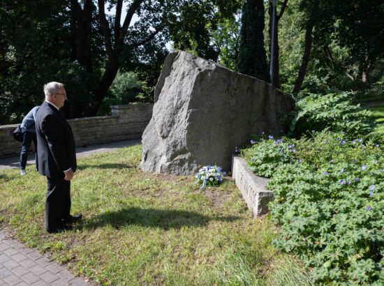 Mälestustseremoonia 20. augusti kivi juures.  Ants Veetõusme asetamas kimpu 20. Augusti Klubi nimel.