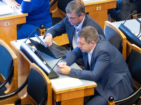 Riigikogu kuulas ära õiguskantsler Ülle Madise ülevaate õigustloovate aktide kooskõlast põhiseadusega ja muude õiguskantslerile seadusega pandud ülesannete täitmisest.