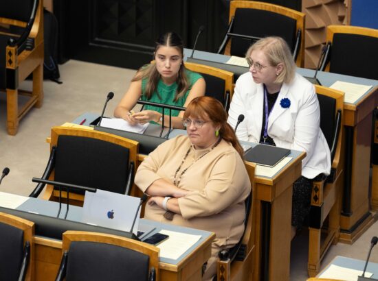 Riigikogu kuulas ära õiguskantsler Ülle Madise ülevaate õigustloovate aktide kooskõlast põhiseadusega ja muude õiguskantslerile seadusega pandud ülesannete täitmisest.