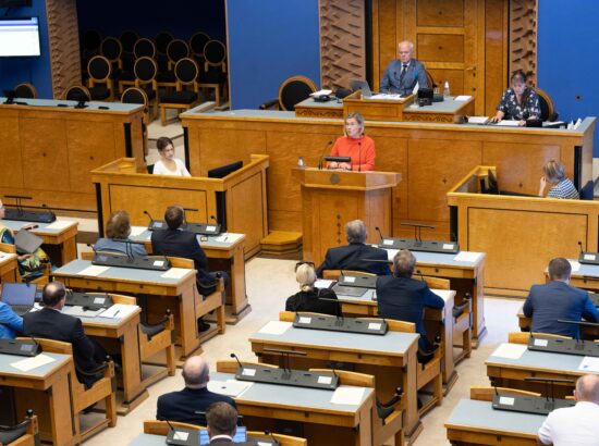 Riigikogu kuulas ära õiguskantsler Ülle Madise ülevaate õigustloovate aktide kooskõlast põhiseadusega ja muude õiguskantslerile seadusega pandud ülesannete täitmisest.