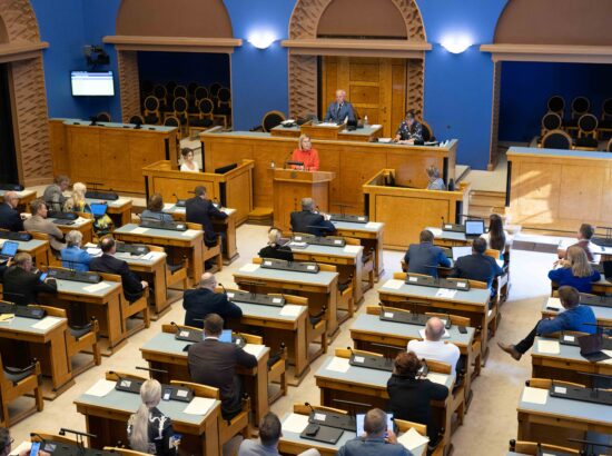 Riigikogu kuulas ära õiguskantsler Ülle Madise ülevaate õigustloovate aktide kooskõlast põhiseadusega ja muude õiguskantslerile seadusega pandud ülesannete täitmisest.