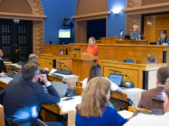 Riigikogu kuulas ära õiguskantsler Ülle Madise ülevaate õigustloovate aktide kooskõlast põhiseadusega ja muude õiguskantslerile seadusega pandud ülesannete täitmisest.