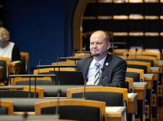 Riigikogu kuulas ära õiguskantsler Ülle Madise ülevaate õigustloovate aktide kooskõlast põhiseadusega ja muude õiguskantslerile seadusega pandud ülesannete täitmisest.