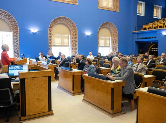 Riigikogu kuulas ära õiguskantsler Ülle Madise ülevaate õigustloovate aktide kooskõlast põhiseadusega ja muude õiguskantslerile seadusega pandud ülesannete täitmisest.