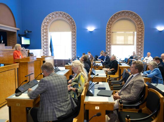 Riigikogu kuulas ära õiguskantsler Ülle Madise ülevaate õigustloovate aktide kooskõlast põhiseadusega ja muude õiguskantslerile seadusega pandud ülesannete täitmisest.