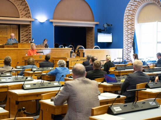 Riigikogu kuulas ära õiguskantsler Ülle Madise ülevaate õigustloovate aktide kooskõlast põhiseadusega ja muude õiguskantslerile seadusega pandud ülesannete täitmisest.