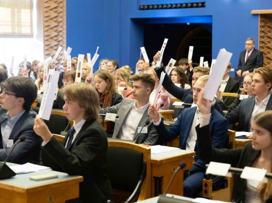 Koolinoored langetavad Riigikogus Euroopa Parlamendi liikmetena matkimismängus otsuseid.