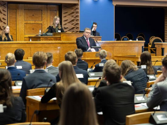 Koolinoored langetavad Riigikogus Euroopa Parlamendi liikmetena matkimismängus otsuseid.  Istungi avas Riigikogu esimees Lauri Hussar.