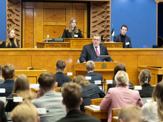 Koolinoored langetavad Riigikogus Euroopa Parlamendi liikmetena matkimismängus otsuseid.  Istungi avas Riigikogu esimees Lauri Hussar.