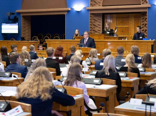 Koolinoored langetavad Riigikogus Euroopa Parlamendi liikmetena matkimismängus otsuseid.  Istungi avas Riigikogu esimees Lauri Hussar.