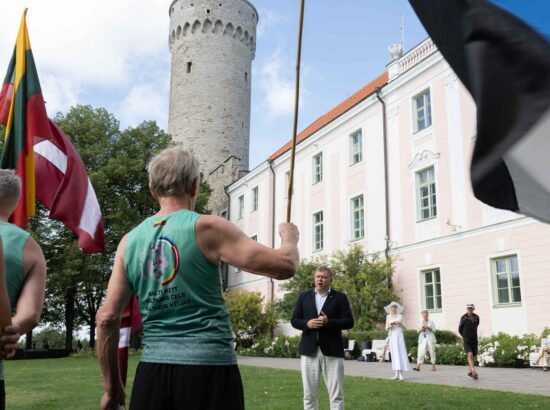 Riigikogu esimees Lauri Hussar tervitas Balti keti teatejooksus osalejaid