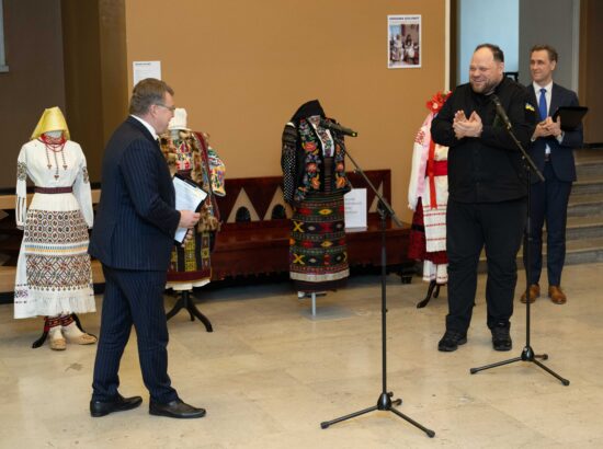 Riigikogu vestibüülis avati 22. oktoobril näitus Ukraina rahvariietest, mis tutvustab kümne Ukraina etnograafilise piirkonna eripalgelisust ja ajalugu traditsiooniliste riiete kaudu. Näituse avasid Riigikogu esimees Lauri Hussar ja Ukraina parlamendi esimees Ruslan Stefantšuk.