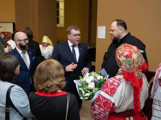 Riigikogu vestibüülis avati 22. oktoobril näitus Ukraina rahvariietest, mis tutvustab kümne Ukraina etnograafilise piirkonna eripalgelisust ja ajalugu traditsiooniliste riiete kaudu