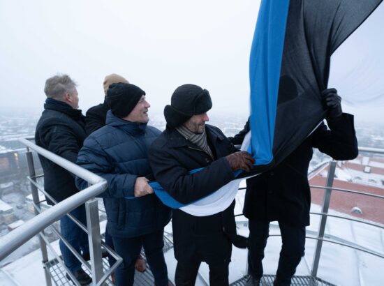 Toompea malevkonna endised pealikud Enn Tupp, Ilmar Raag, Jan Lukk ja Mihkel Tikk ning praegune pealik Kaido Tropp heiskasid malevkonna 100. aastapäeva puhul riigilipu Pika Hermanni tornis.