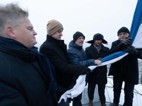 Toompea malevkonna endised pealikud Enn Tupp, Ilmar Raag, Jan Lukk ja Mihkel Tikk ning praegune pealik Kaido Tropp heiskasid malevkonna 100. aastapäeva puhul riigilipu Pika Hermanni tornis.