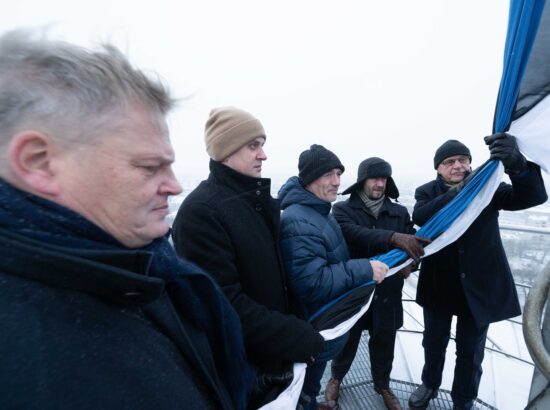 Toompea malevkonna endised pealikud Enn Tupp, Ilmar Raag, Jan Lukk ja Mihkel Tikk ning praegune pealik Kaido Tropp heiskasid malevkonna 100. aastapäeva puhul riigilipu Pika Hermanni tornis.