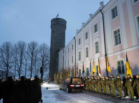 President Arnold Rüütlile mälestushetk Toompeal Kuberneri aias.