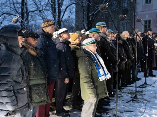 President Arnold Rüütlile mälestushetk Toompeal Kuberneri aias.